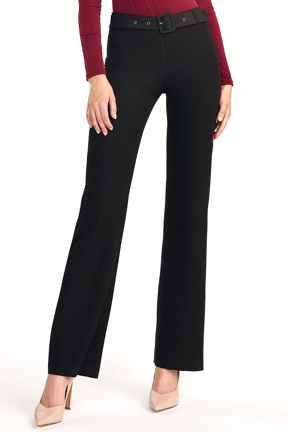 Elegant Women’s Flared Trousers with Elevated Waist by Nife, featured in classic black trousers accented with a stylish belt, ideal for a timeless and elegant ensemble.