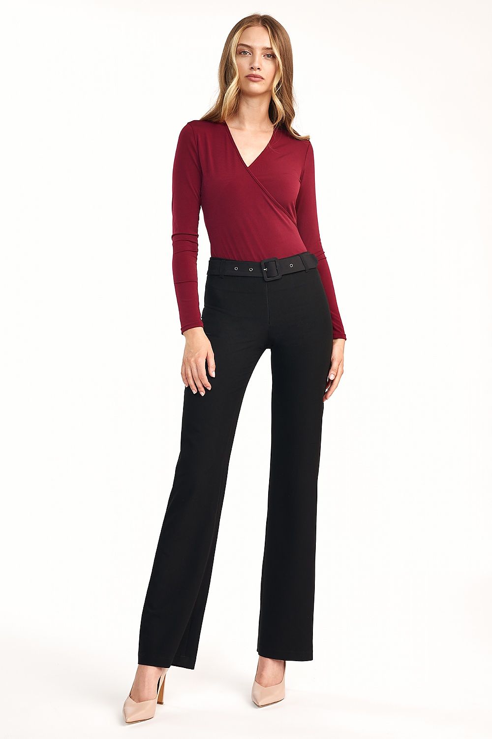 Elegant women’s flared trousers with elevated waist by Nife, styled with a burgundy wrap top and neutral stiletto heels, showcasing a timelessly sophisticated look.