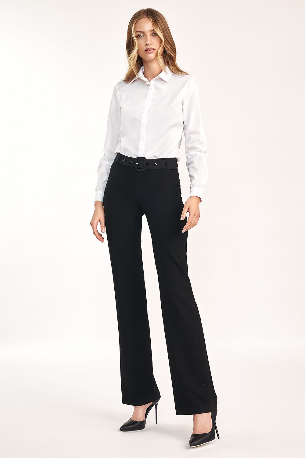 Elegant women’s flared trousers with elevated waist by Nife, paired with a crisp white shirt and black heels, epitomising refined office style.