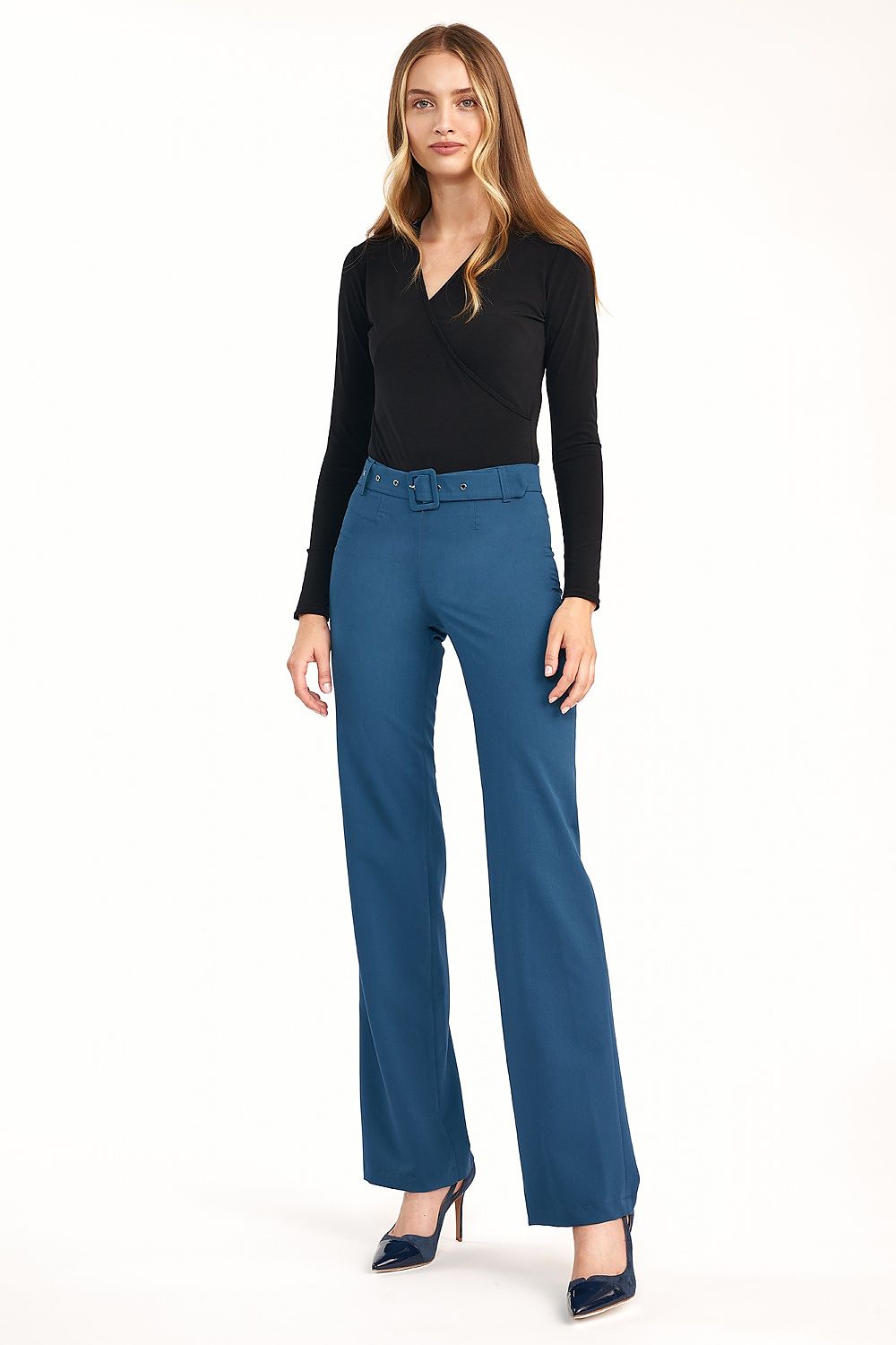 Elegant women’s flared trousers with elevated waist by Nife, showcased in a vibrant blue ensemble with a chic black wrap top, exuding modern elegance.