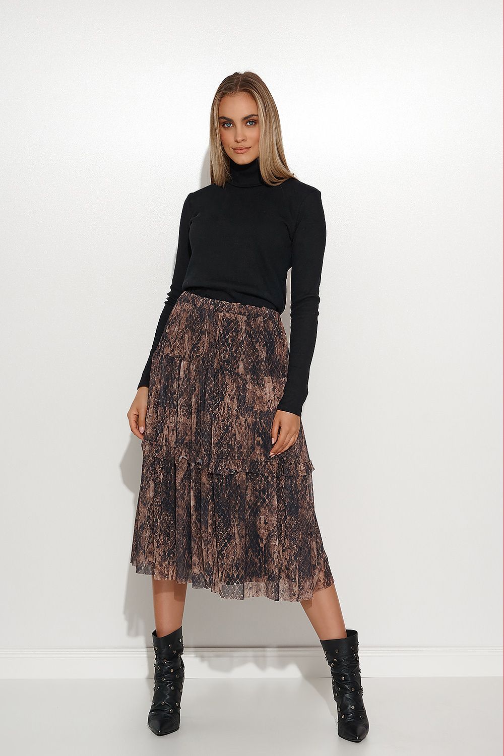 Stylish Classic Women's Ribbed Knit Turtleneck in Black by Makadamia, perfect for chic business or casual ensembles.