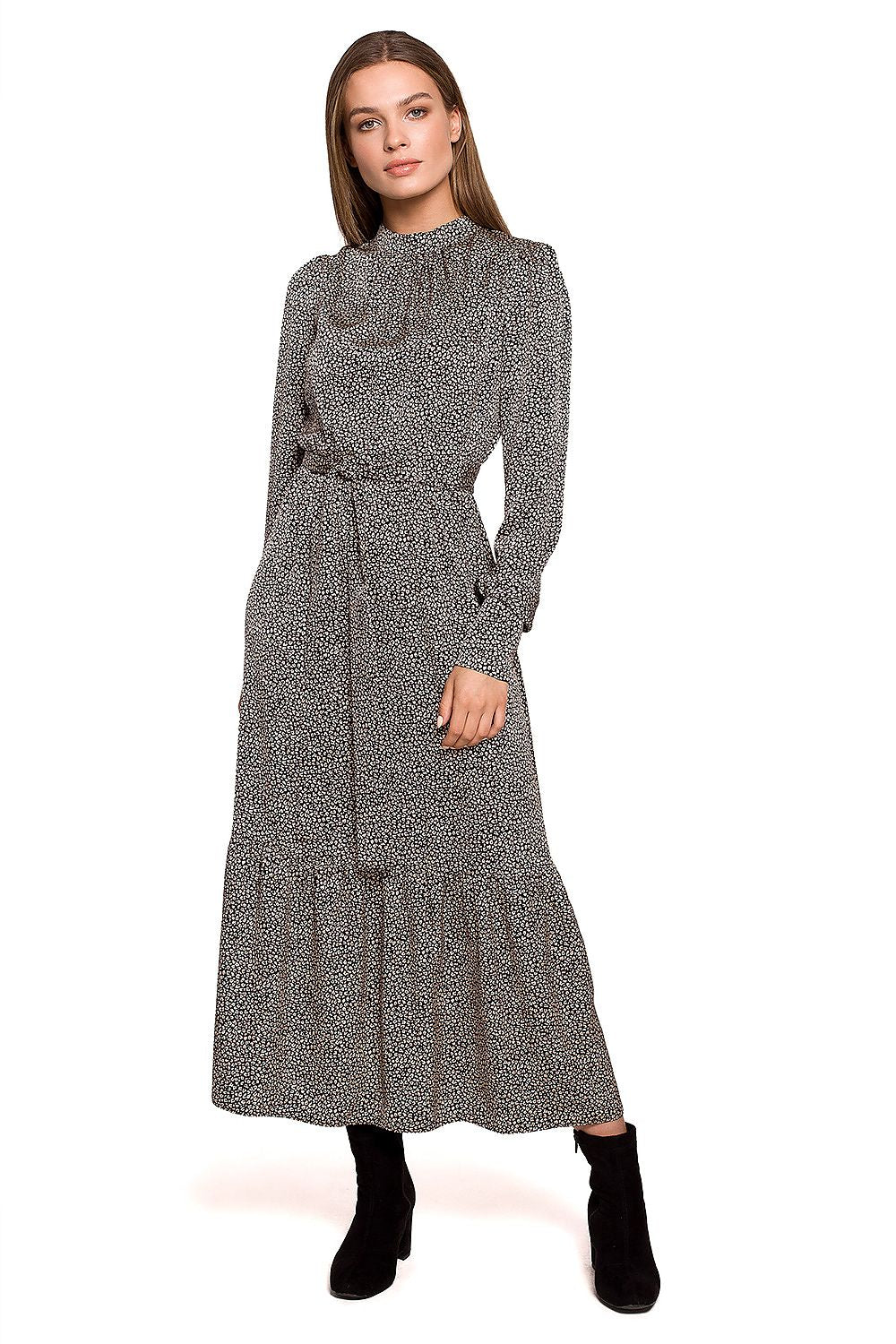 Elegance Meets Comfort: Leopard Print Maxi Dress with Ruffle and Stand-Up Collar by Stylove, showcased on a model, featuring a ruffle hem and a stylish stand-up collar, paired with black ankle boots for a sophisticated autumn look.