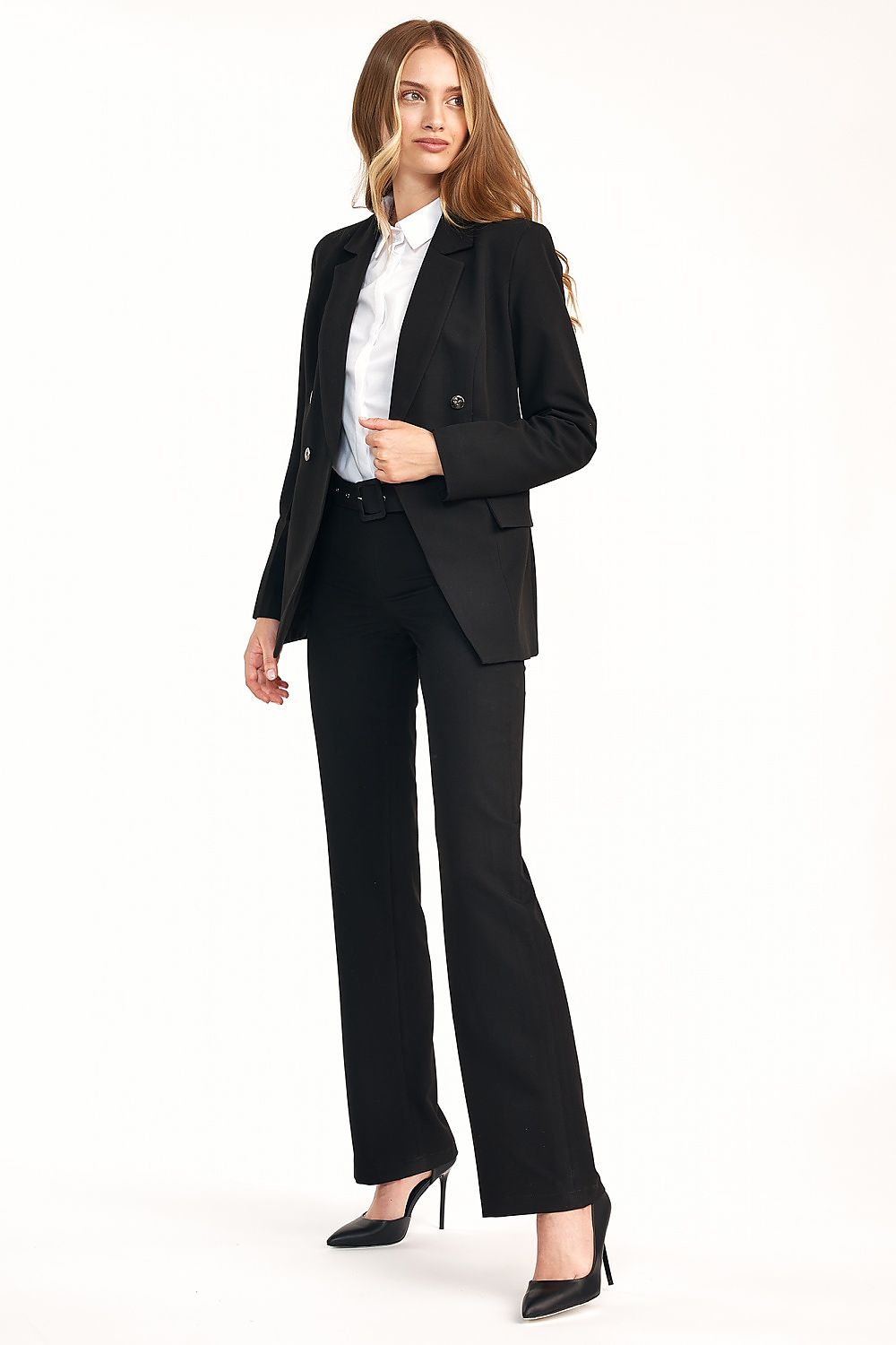 Elegant look of the Nife Double-Breasted Jacket in black – Tailored Fit for Every Figure, paired with tailored trousers and a stylish white shirt, ideal for sophisticated occasions.