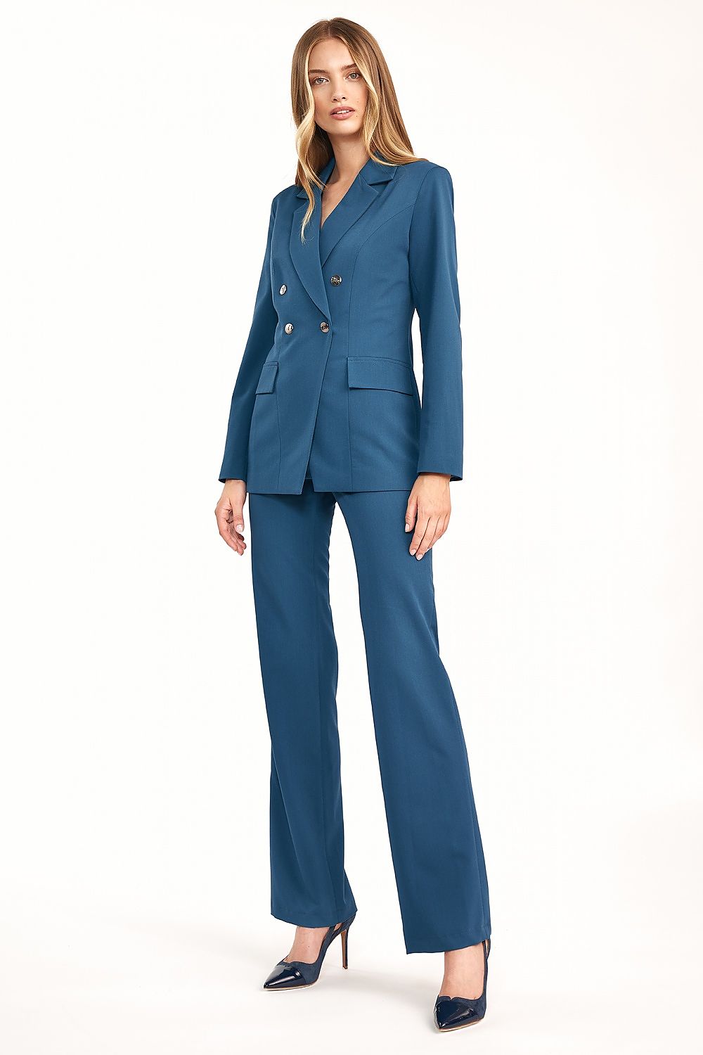 Nife Double-Breasted Jacket in Autumn Colours – Tailored Fit for Every Figure, featuring a model elegantly posing in a full suit ensemble with tailored blue trousers and heels.