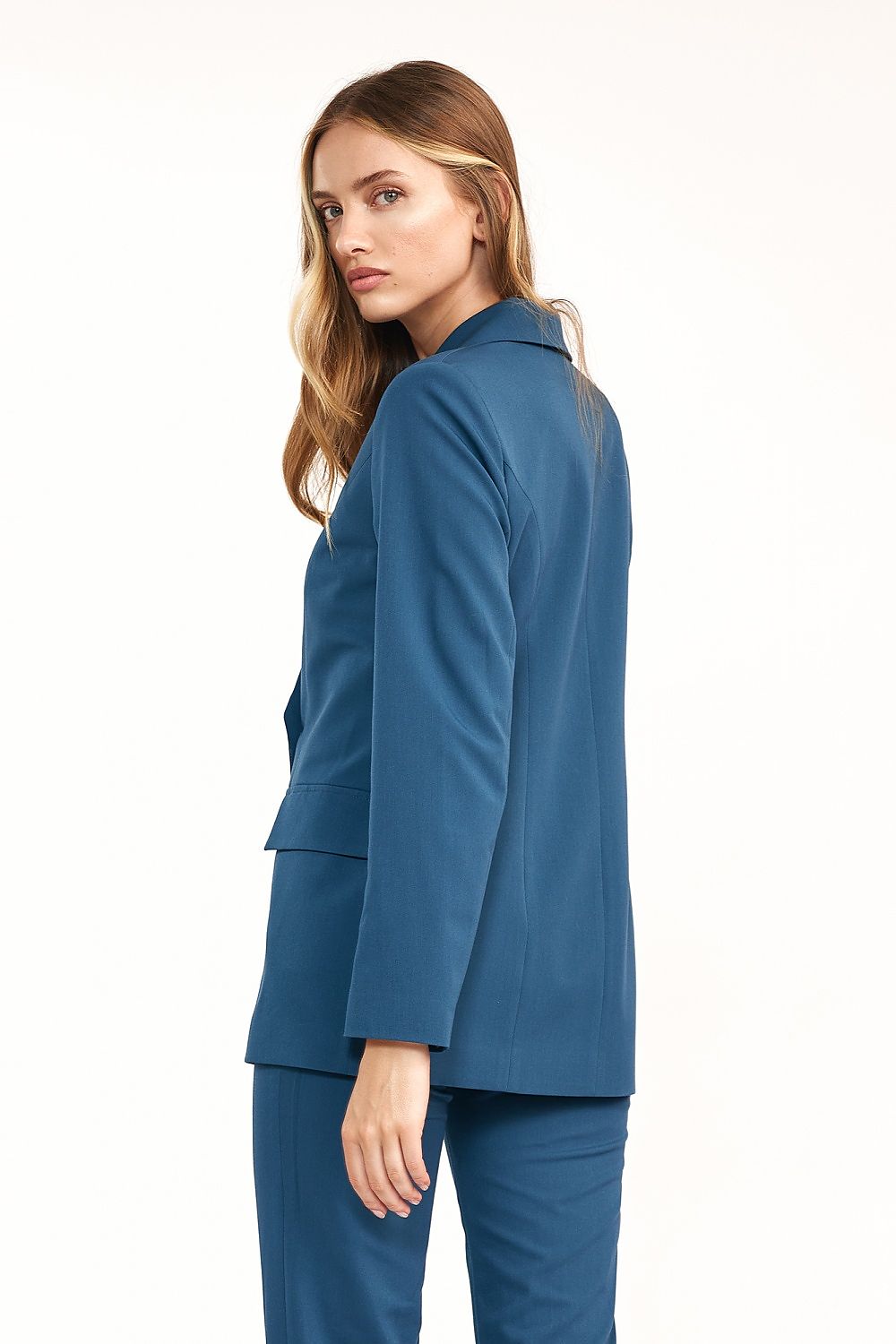 Nife Double-Breasted Jacket in Autumn Colours – Tailored Fit for Every Figure, featuring a model from the back, highlighting the exquisite tailoring and rich colour of the jacket.