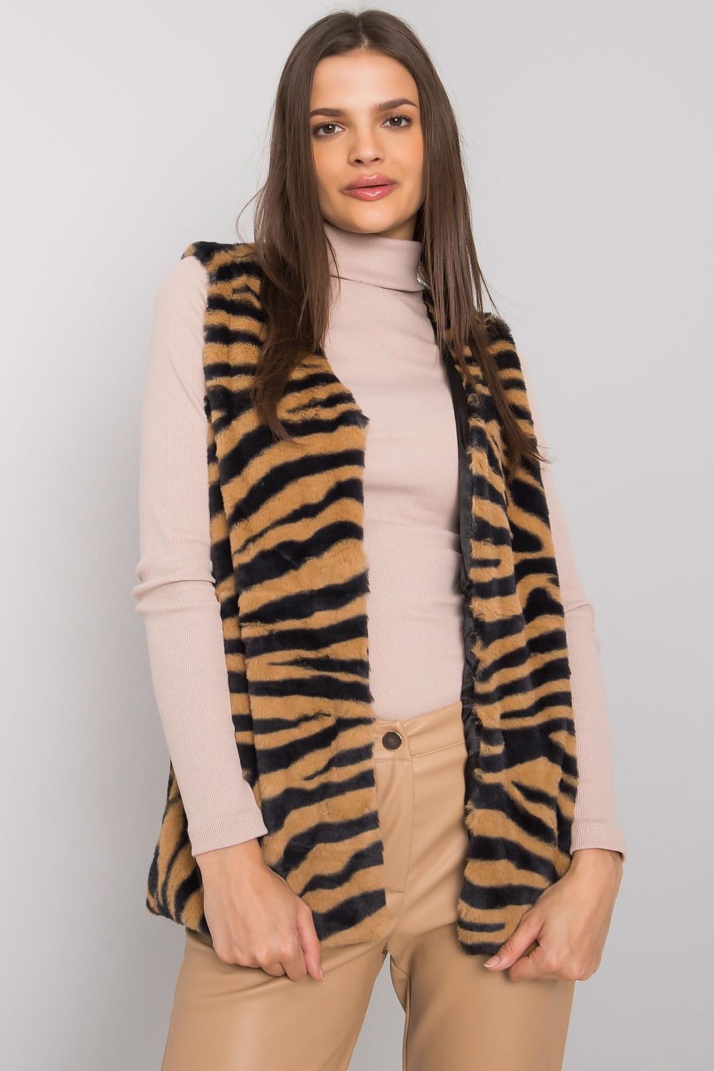 Luxurious animal print gilet vest by Yups in sizes S to XL, featuring a stylish hook-and-eye fastening, perfect for upscale fashion looks.