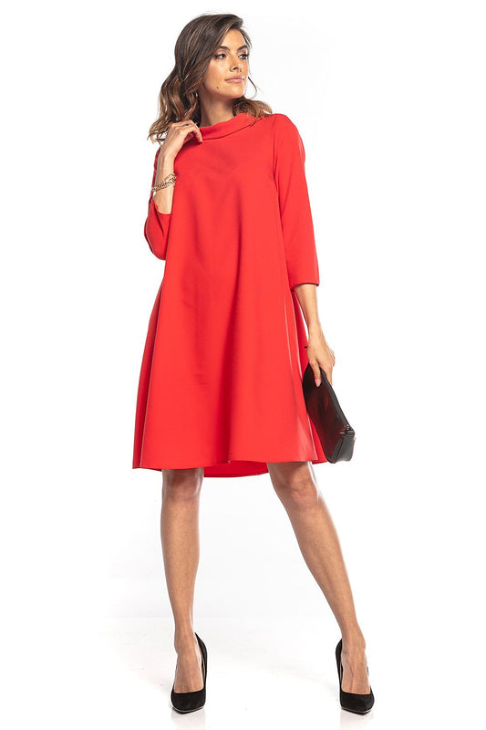 Flattering red midi dress with 3/4 sleeves and a folded collar, showcasing a trapeze design by Tessita, perfect for elegant occasions.