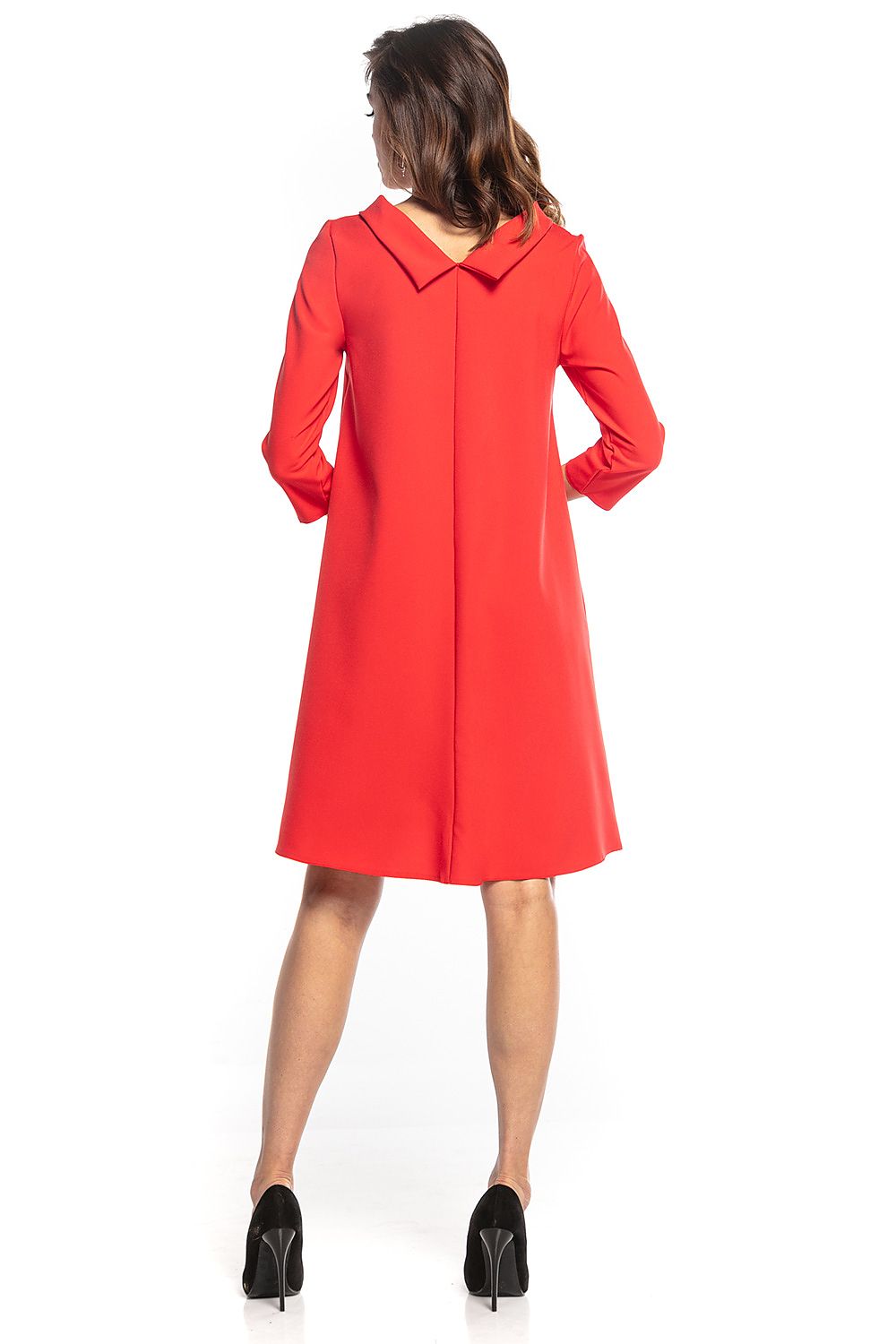 Back view of a sophisticated red midi dress with 3/4 sleeves and a stylish folded collar, designed by Tessita, highlighting a flattering trapeze silhouette.