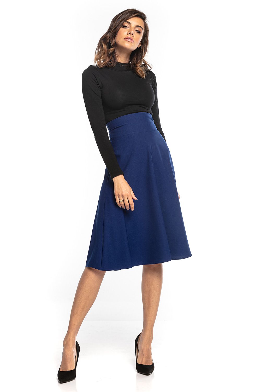 Elegant midi skirt in royal blue by Tessita, featuring a high waist and flattering flare, styled with a sleek black top and high heels.