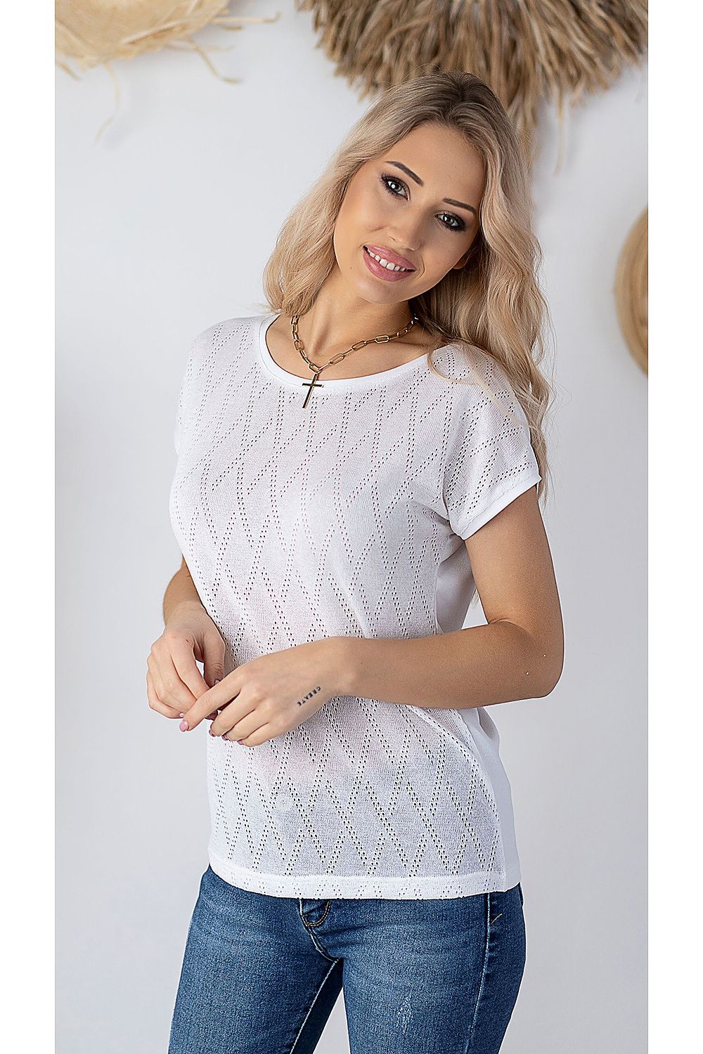Elegant sleeveless blouse by Hajdan, featuring fine knitwear and an airy openwork design, modelled by a woman with long blonde hair, perfect for spring and summer wear.