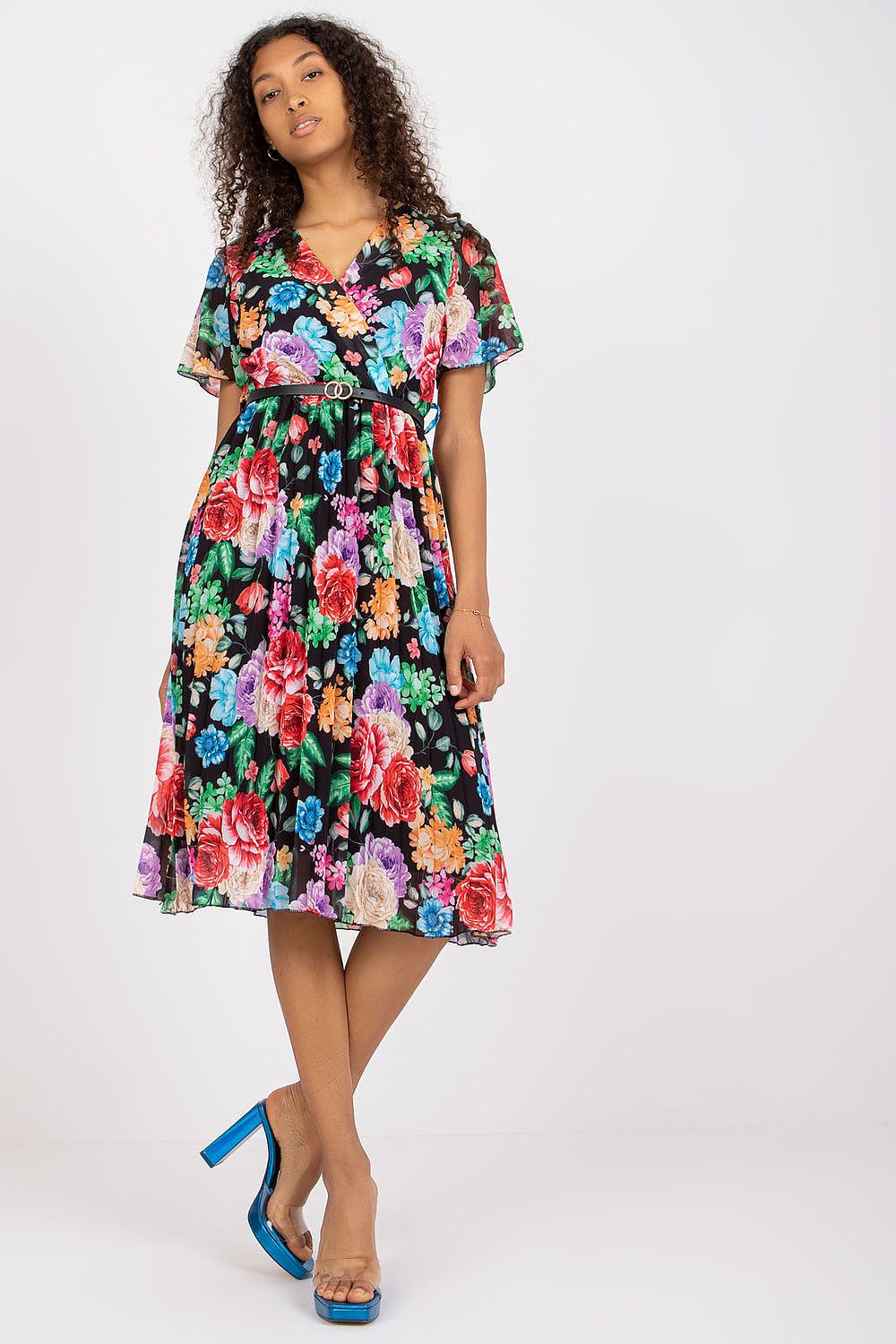 Sophisticated floral summer dress with belt and pleated hem by Italy Moda, model wearing a black base adorned with bright floral motifs.