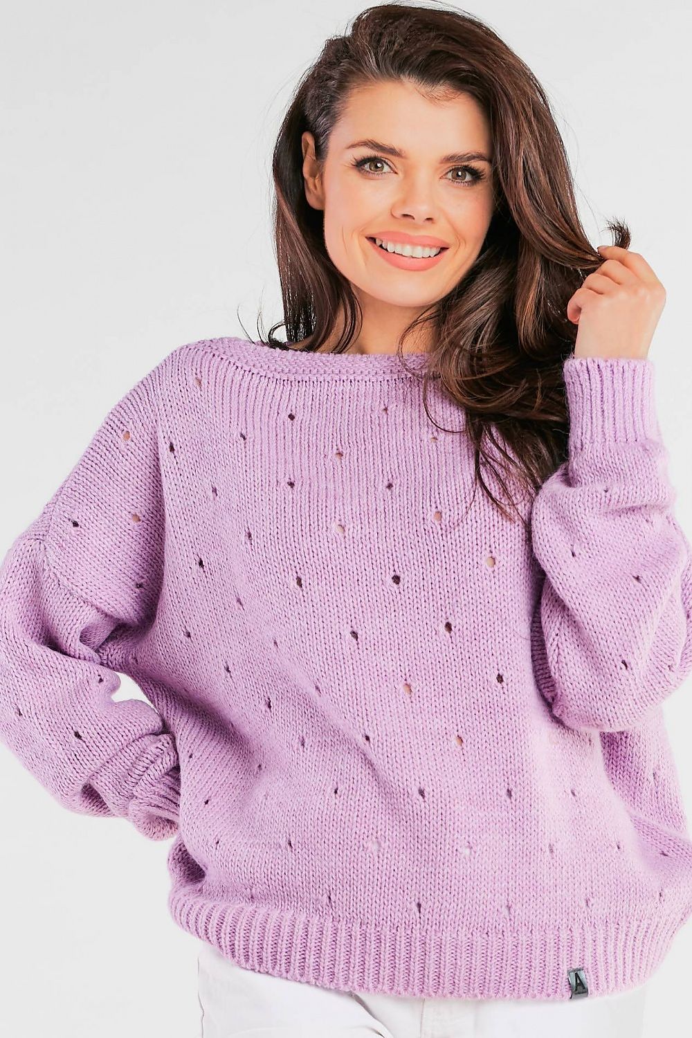 Luxurious loose-fitting Awama sweater with a boat neckline and short slim sleeves, showcased on a model wearing a light purple colour, perfect for summer evenings.