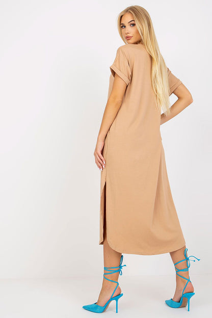Beautiful luxury short-sleeved daydress by Och Bella in a neutral beige hue, designed with fashionable slits and practical pockets for a stylish everyday wear.