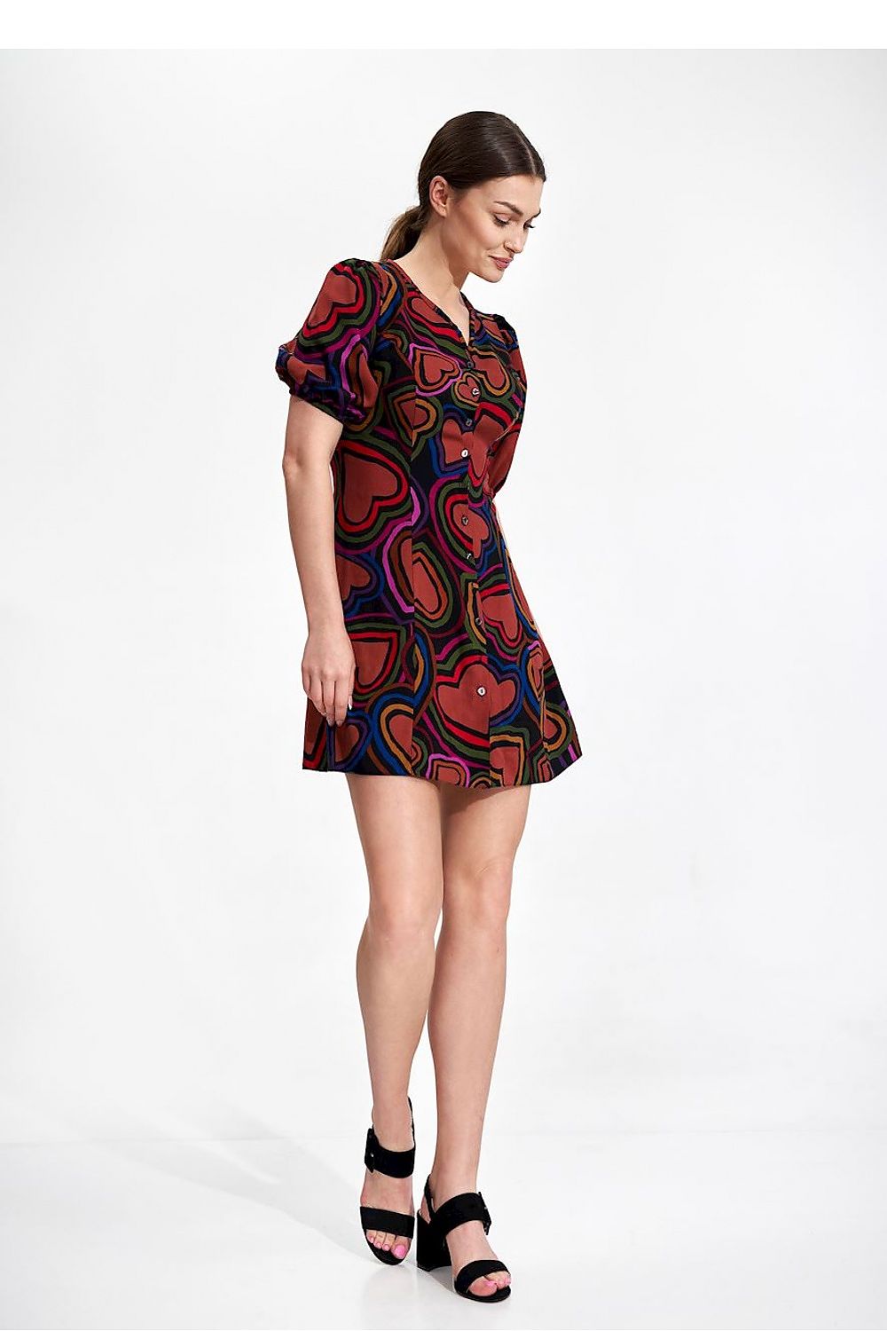 Another angle of the elegant summer mini dress by Figl featuring vibrant heart motifs, a tailored fit, and chic sleeves, ideal for stylish summer outings.