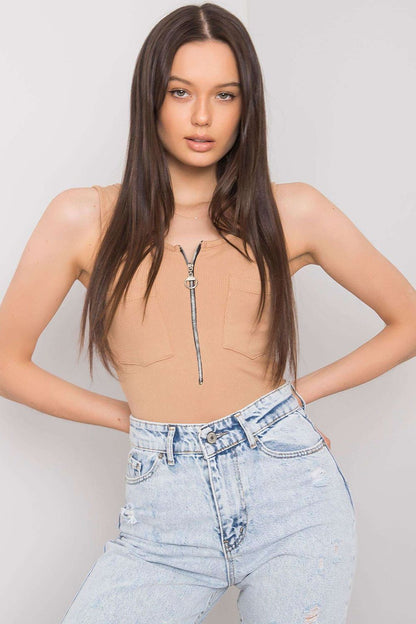 Luxury Italy Moda T-Shirt with Decorative Zipped Pockets and Round Neckline for Summer, model showcasing a stylish beige sleeveless design paired with high-waisted jeans.