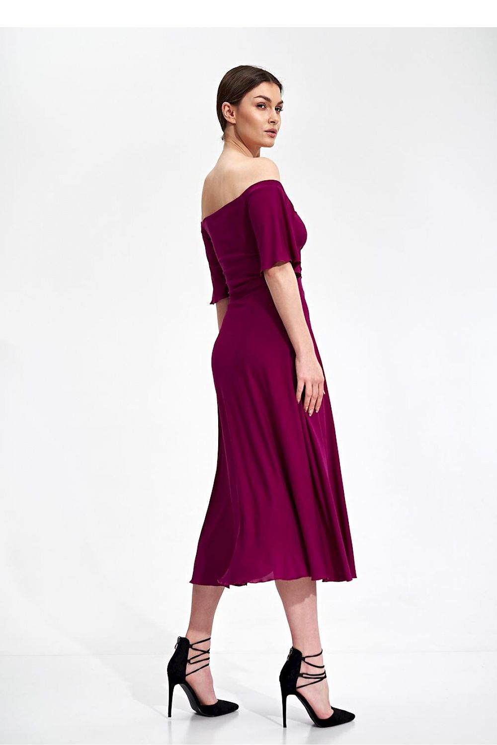 Elegant Midi Dress by Figl showcased from the back, featuring wide sleeves and a flared bottom in a luxurious plum colour. Perfectly tailored to accentuate the silhouette.