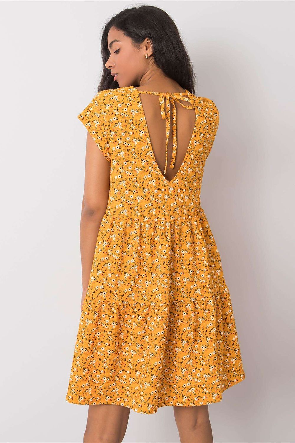 Elegant loose-fitting daydress by Stitch&Soul with a stunning deep V-neckline at the back, accentuating a blend of style and comfort in a vibrant floral fabric.