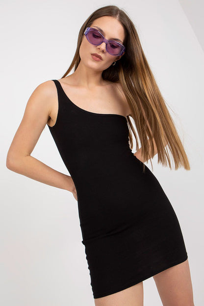 Elegant One-Shoulder Summer Dress by Rue Paris in Ribbed Fabric – Perfect for Warm Days, a model exuding luxury in a black ribbed dress with sunglasses.