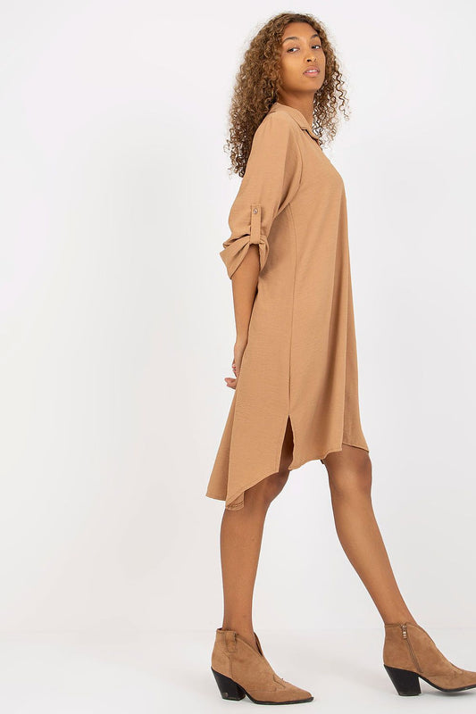 Italy Moda Loose-Fitting V-Neck Shirt Dress with Long Sleeves - Side view of the model wearing a chic shirt dress, highlighting the relaxed fit and stylish details, ideal for sophisticated everyday wear.