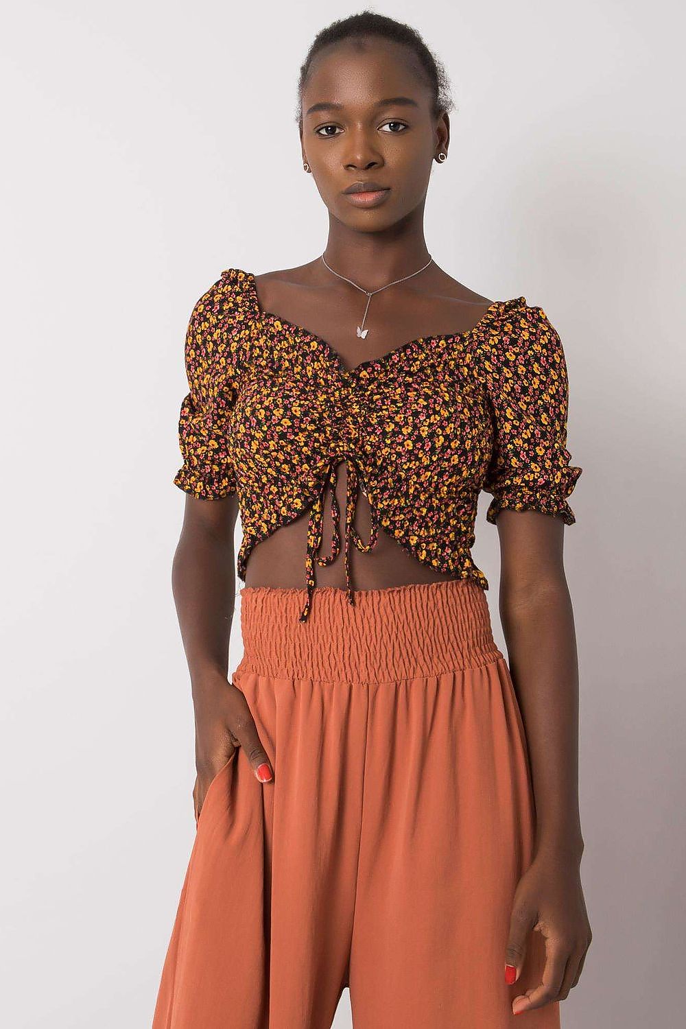 Elegant fitted cotton blouse with v-neck and short sleeves from Rue Paris, showcased in a floral pattern with a cropped design.