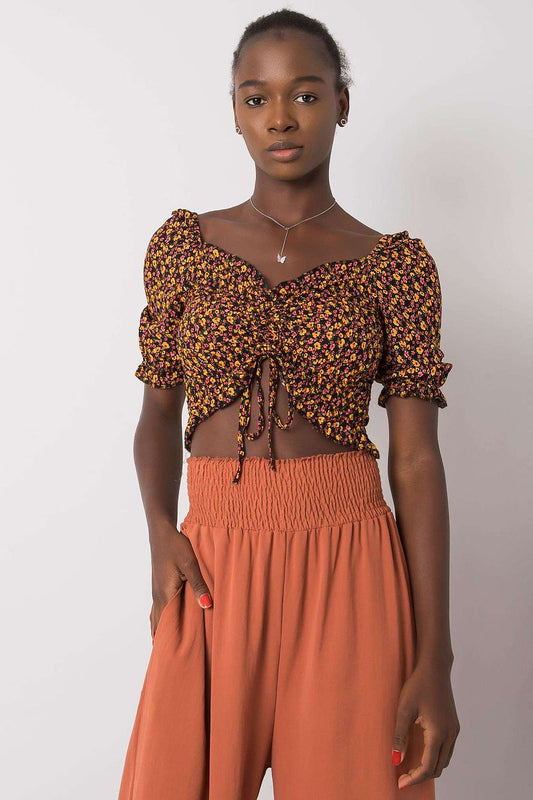 Elegant fitted cotton blouse with v-neck and short sleeves from Rue Paris, showcased in a floral pattern with a cropped design.