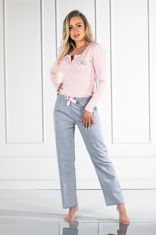 Luxury Women's Pajamas Set - Momenti Per Me Linda, Light Pink, Comfortable Cotton Nightwear, featuring a stylish long-sleeve blouse and elegant long pants with an elastic band and bow.