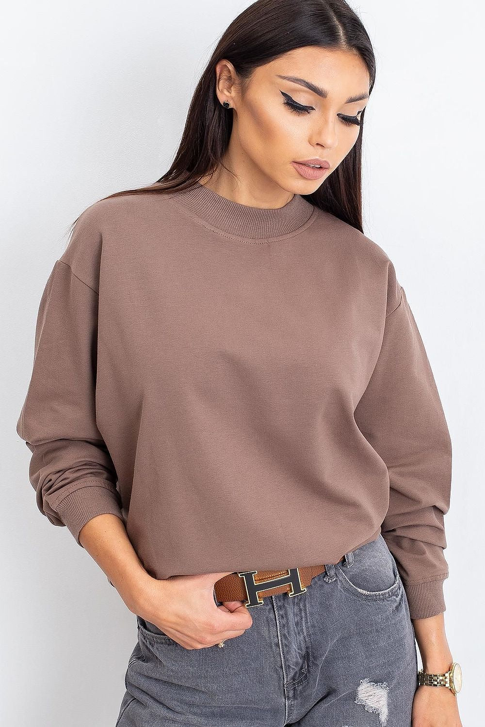 Luxury Women's Cotton Sweatshirt with Stand-Up Collar - Breathable Comfort & Style. Close-up of model displaying a sophisticated light brown sweatshirt against a minimalist backdrop.