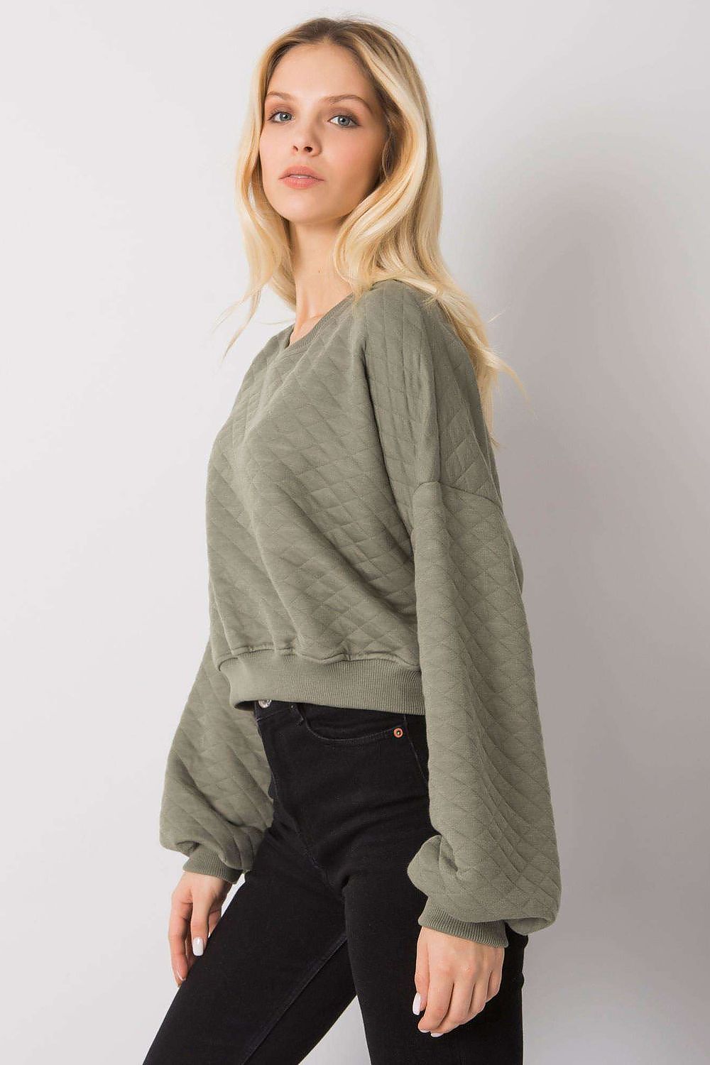 Elegant BFG Quilted Fabric Sweatshirt with Ribbed Hem – Long Sleeves, Perfect for Casual Chic. Featuring a model in an olive green quilted fabric sweatshirt, exuding effortless sophistication.