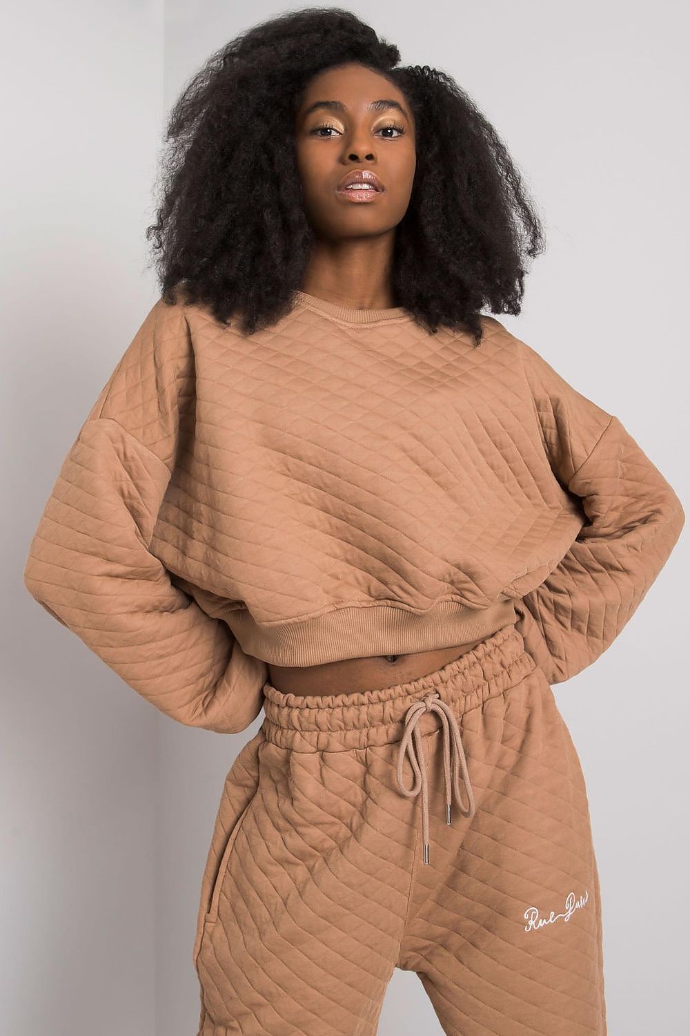 Elegant BFG Quilted Fabric Sweatshirt with Ribbed Hem – Long Sleeves, Perfect for Casual Chic. A model showcasing a brown quilted sweatshirt paired with matching joggers, highlighting modern chic design.