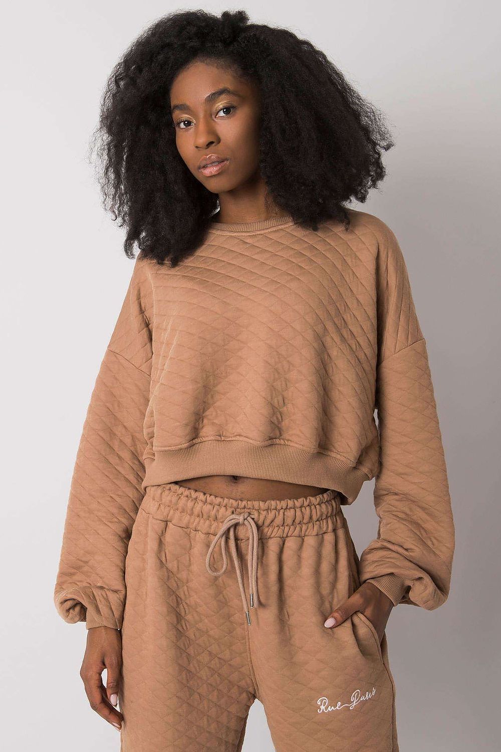 Elegant BFG Quilted Fabric Sweatshirt with Ribbed Hem – Long Sleeves, Perfect for Casual Chic. Another perspective of a model in a brown quilted sweatshirt, elegantly styled with high-waisted joggers.