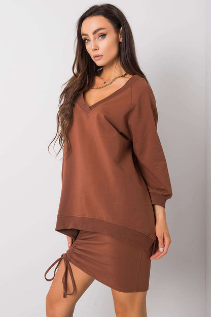 Elegant Rue Paris sweatshirt with heart neckline, featuring a loose fit and crafted from 90% cotton and 10% spandex, modelled in a sumptuous brown tone.