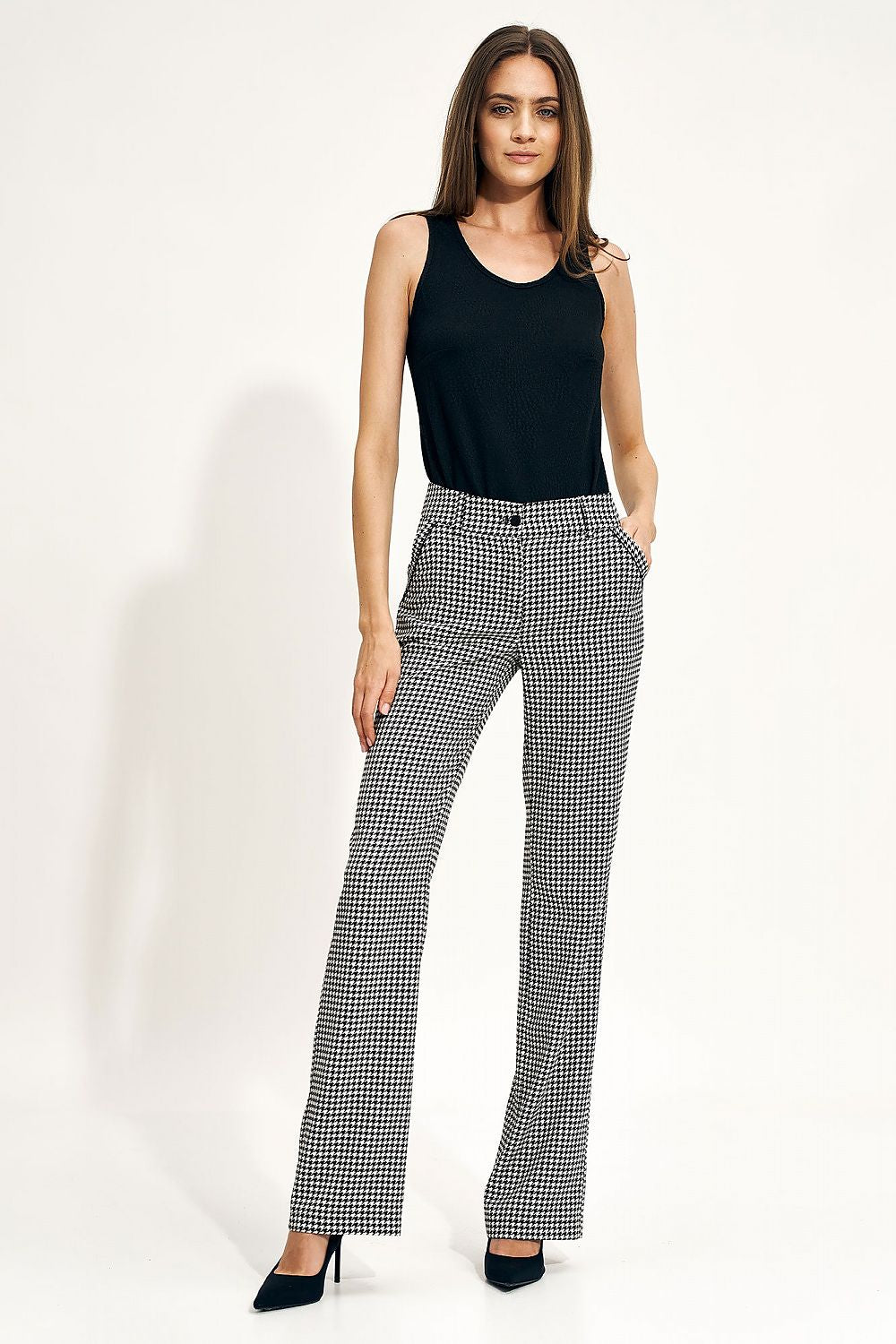 Elegant Flared Trousers with Pepite Print - Tailored Fit, Perfect for Office or Evening, styled with a black tank top and high heels, showcasing a sophisticated look.