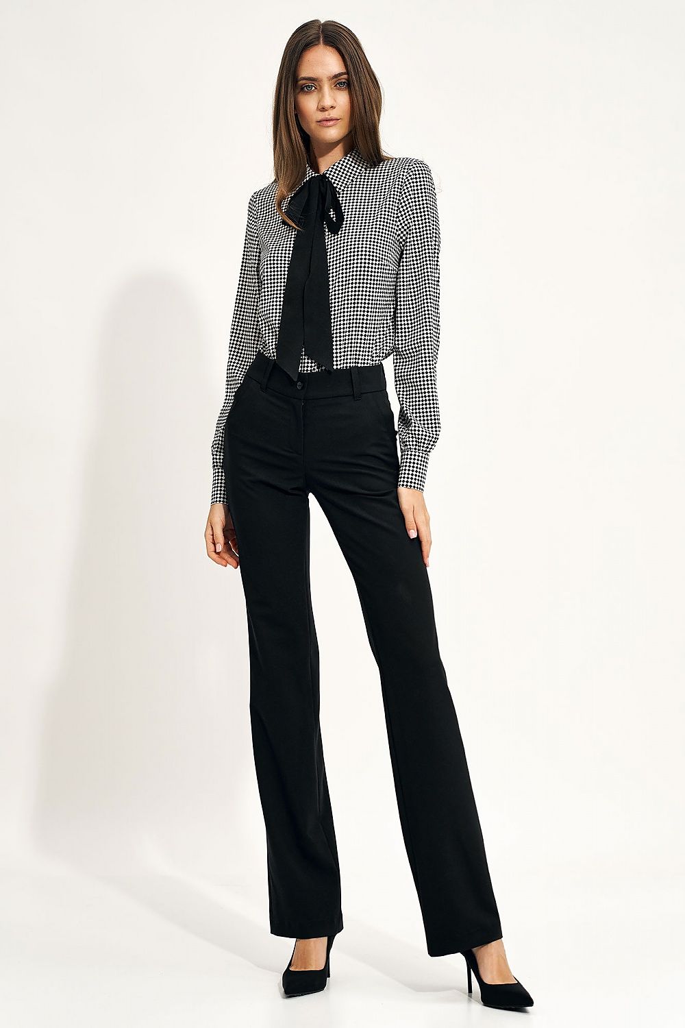 Elegant Flared Trousers with Pepite Print - Tailored Fit, Perfect for Office or Evening, paired with an elegant patterned blouse, perfect for a stylish professional look.