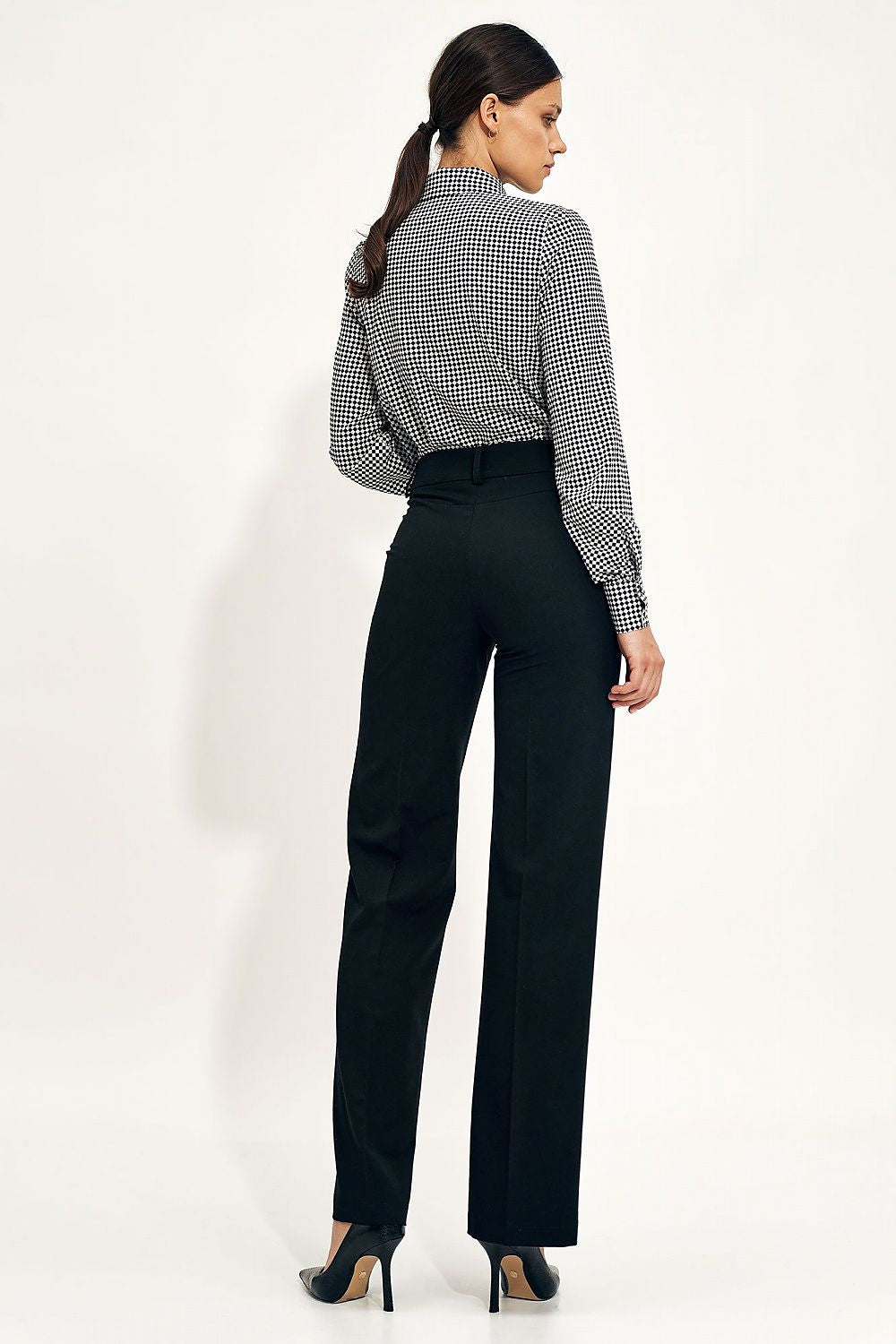 Back view of the Elegant Wide Leg Trousers by Nife, illustrating the tailored fit and luxurious fabric, perfect for creating an elegant outfit.