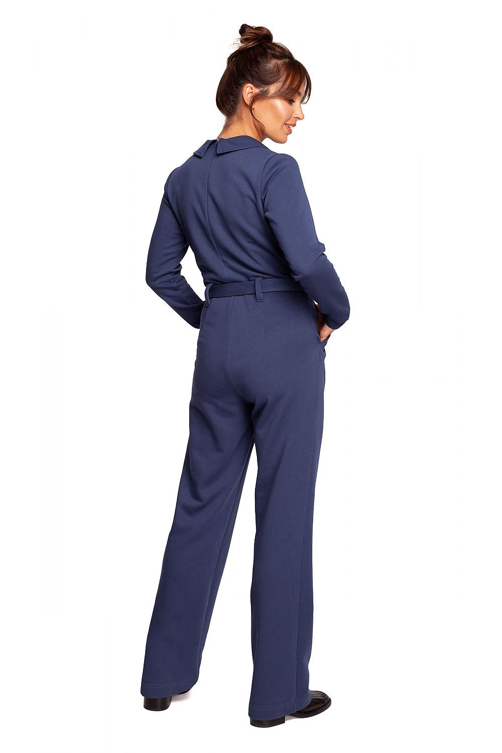 Chic BeWear Suit with Wide Legs, V Neckline, and Comfortable Belt – Perfect for Work and Theatre. Rear view of the model showcasing the suit in navy, featuring a belt and stylish collar.