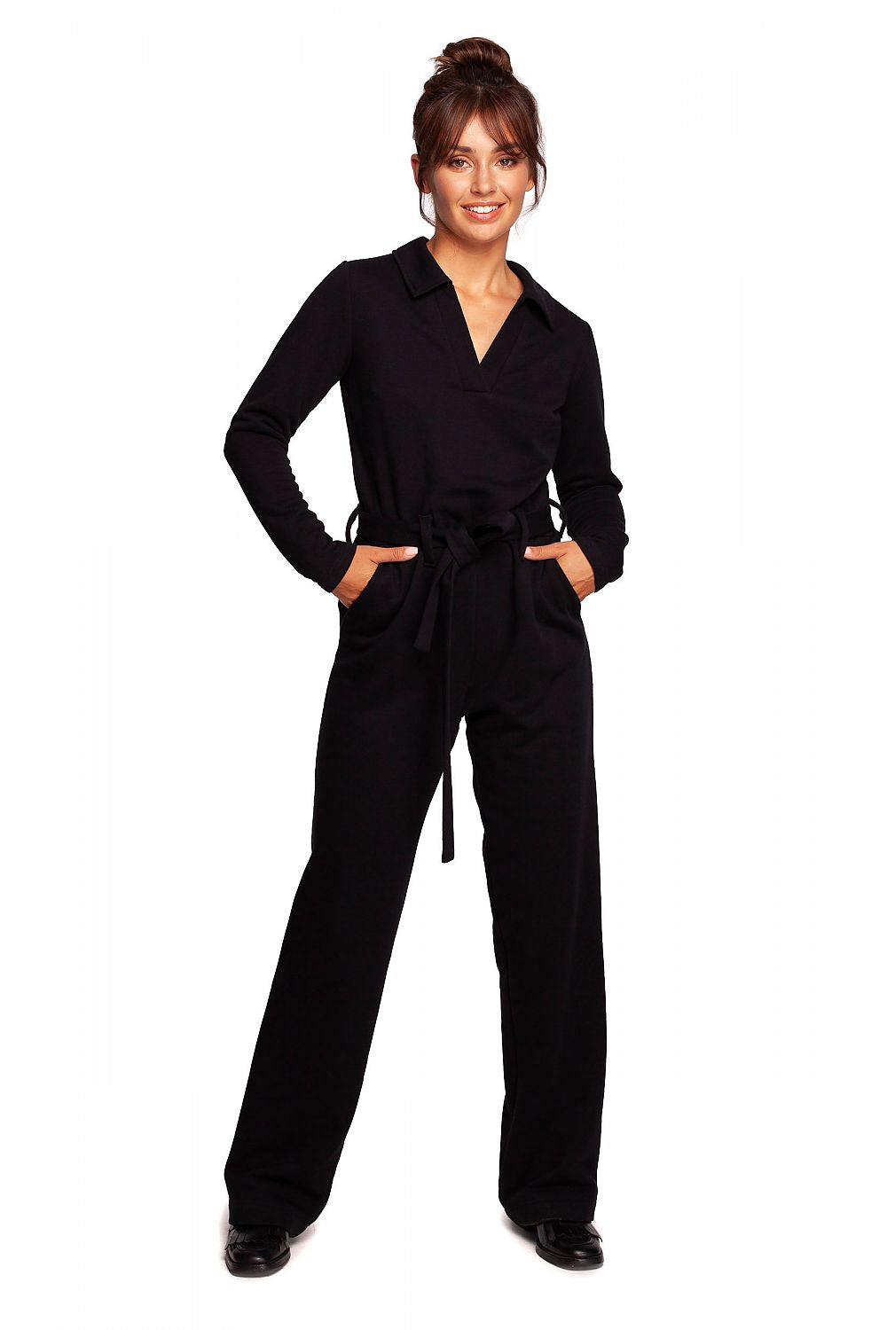 Chic BeWear Suit with Wide Legs, V Neckline, and Comfortable Belt – Perfect for Work and Theatre. Front view of the model in the elegant black suit, accentuating the belted waist and sophisticated neckline.