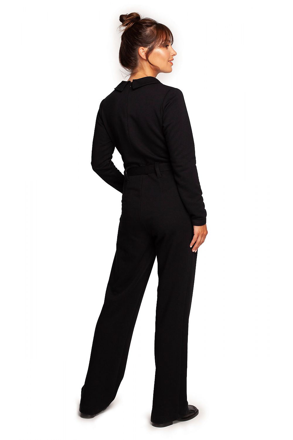 Chic BeWear Suit with Wide Legs, V Neckline, and Comfortable Belt – Perfect for Work and Theatre. Model dressed in a black suit, highlighting the back design with a belt and stylish collar.