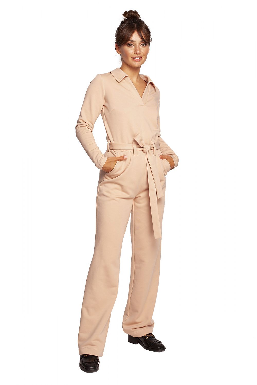 Chic BeWear Suit with Wide Legs, V Neckline, and Comfortable Belt – Perfect for Work and Theatre. Elegant front view of the model in a soft pink suit, showcasing the stylish collar and convenient pockets.