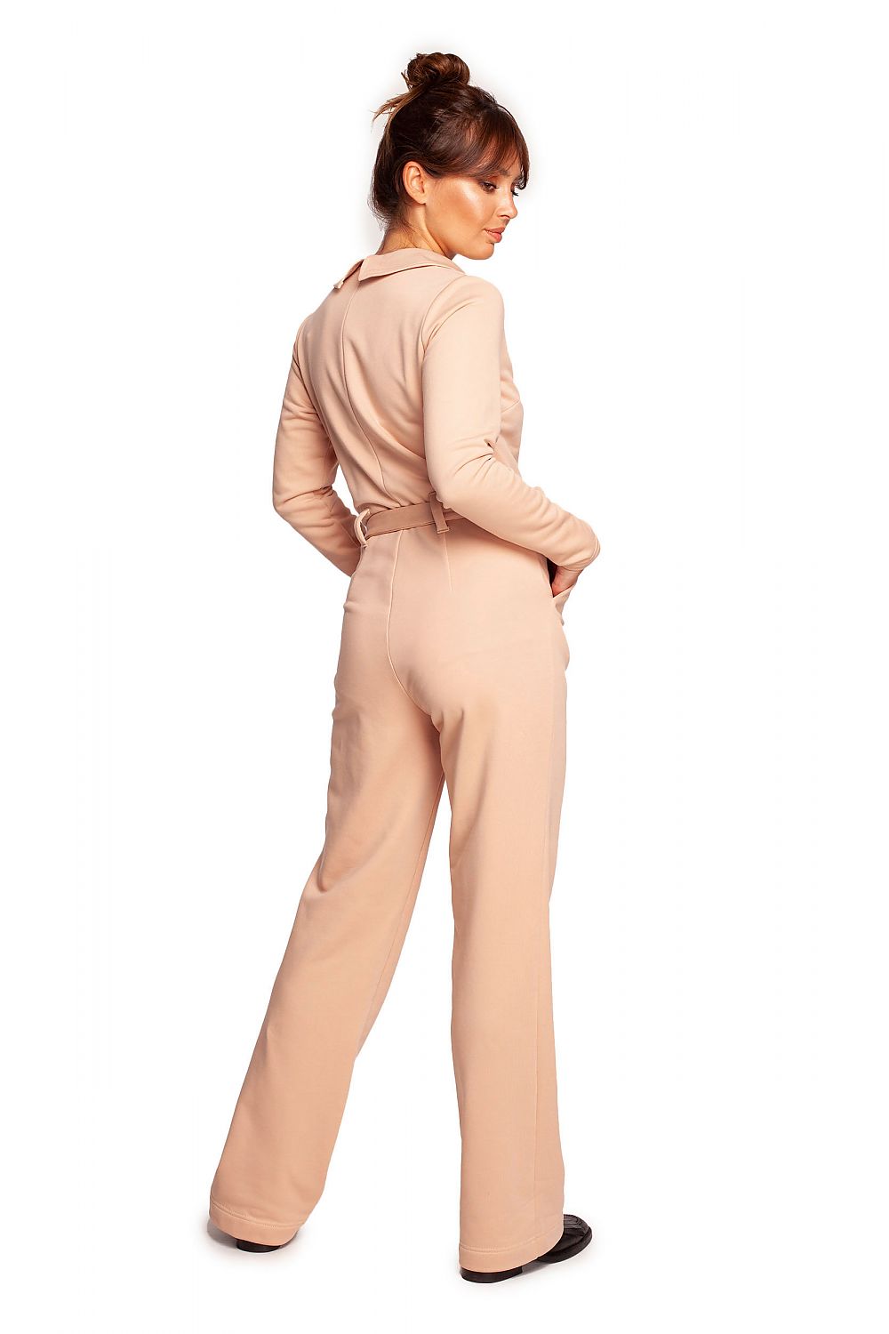 Chic BeWear Suit with Wide Legs, V Neckline, and Comfortable Belt – Perfect for Work and Theatre. Model in a pink suit from the back, featuring a belted waist and sophisticated collar detail.