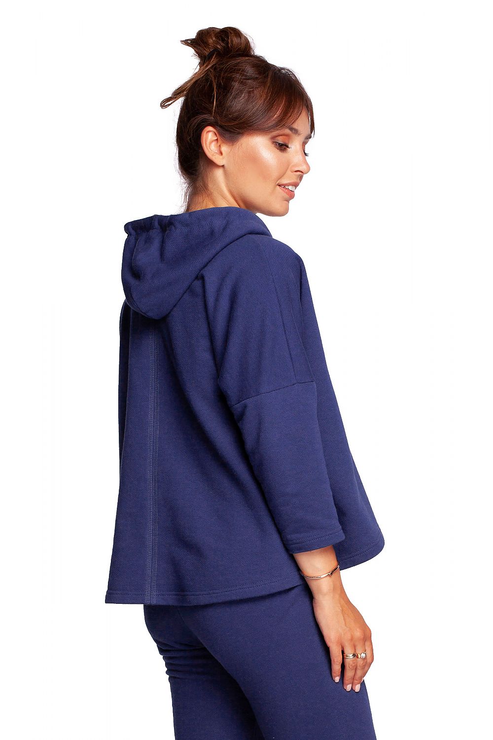 Fashion-forward view of the back of the BeWear Loose-Fitting Trapeze Sweatshirt in Soft Knit with Hood and Faux Leather Accents, highlighting its luxurious design and flattering silhouette.