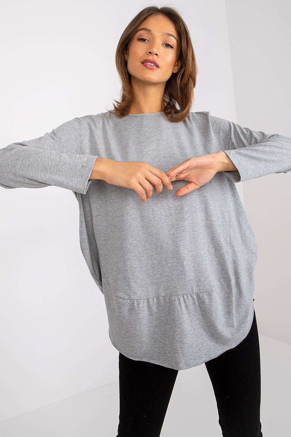 Elegant Ex Moda Women's Loose-Fit Blouse with Long Sleeves and Round Neckline in Cotton Blend, highlighting a model in a confident pose, illustrating the stylish cut and comfortable fit of this luxurious blouse.