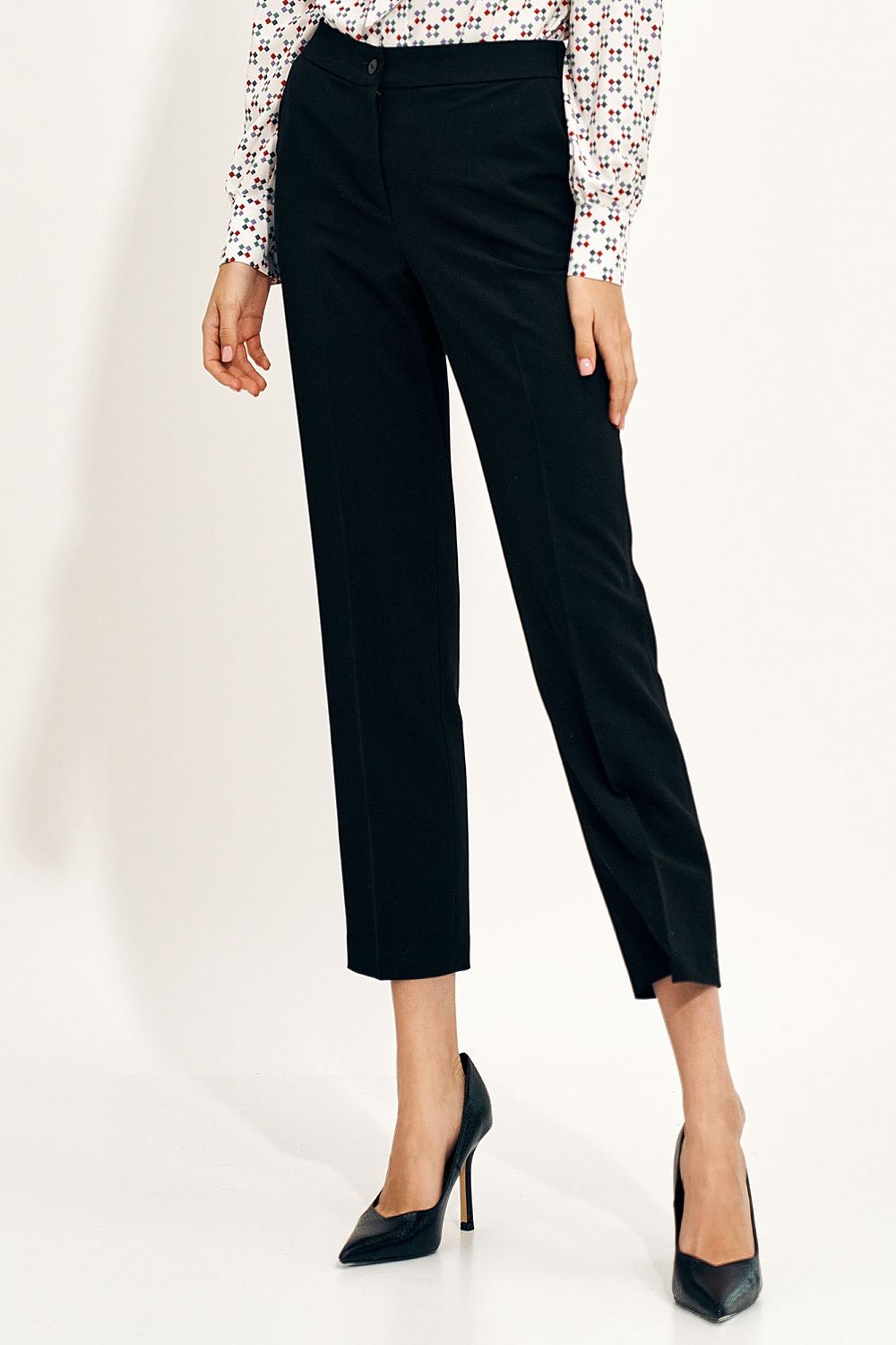 Nife Women's Chino Trousers with Elastic Waistband and Pockets - Elegant Fit for Modern Style, showcasing feminine black trousers paired with a stylish floral blouse and elegant heels.