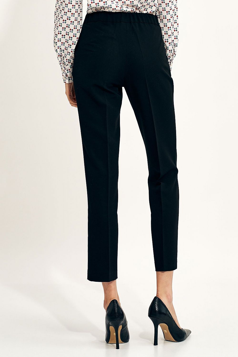Nife Women's Chino Trousers with Elastic Waistband and Pockets - Elegant Fit for Modern Style, highlighting the back view of chic black trousers styled for modern elegance.