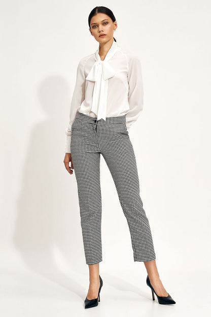 Sophisticated Nife Women's Chino Trousers with an elegant fit, featuring an elastic waistband and pockets, modelled from the front, exemplifying contemporary style with a chic blouse.