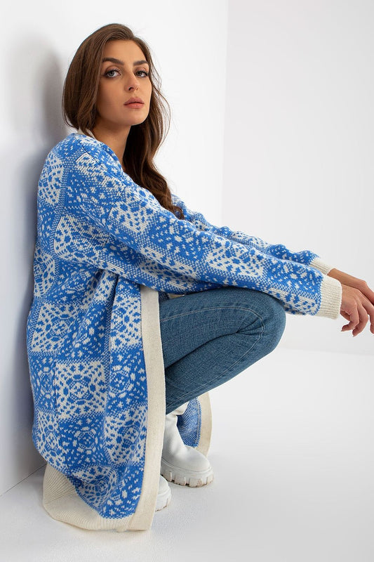 Luxurious Rue Paris Women's Long-Sleeved Unbuttoned Cardigan in Soft Wool Blend, featuring a beautiful blue knitted design, styled elegantly with jeans.