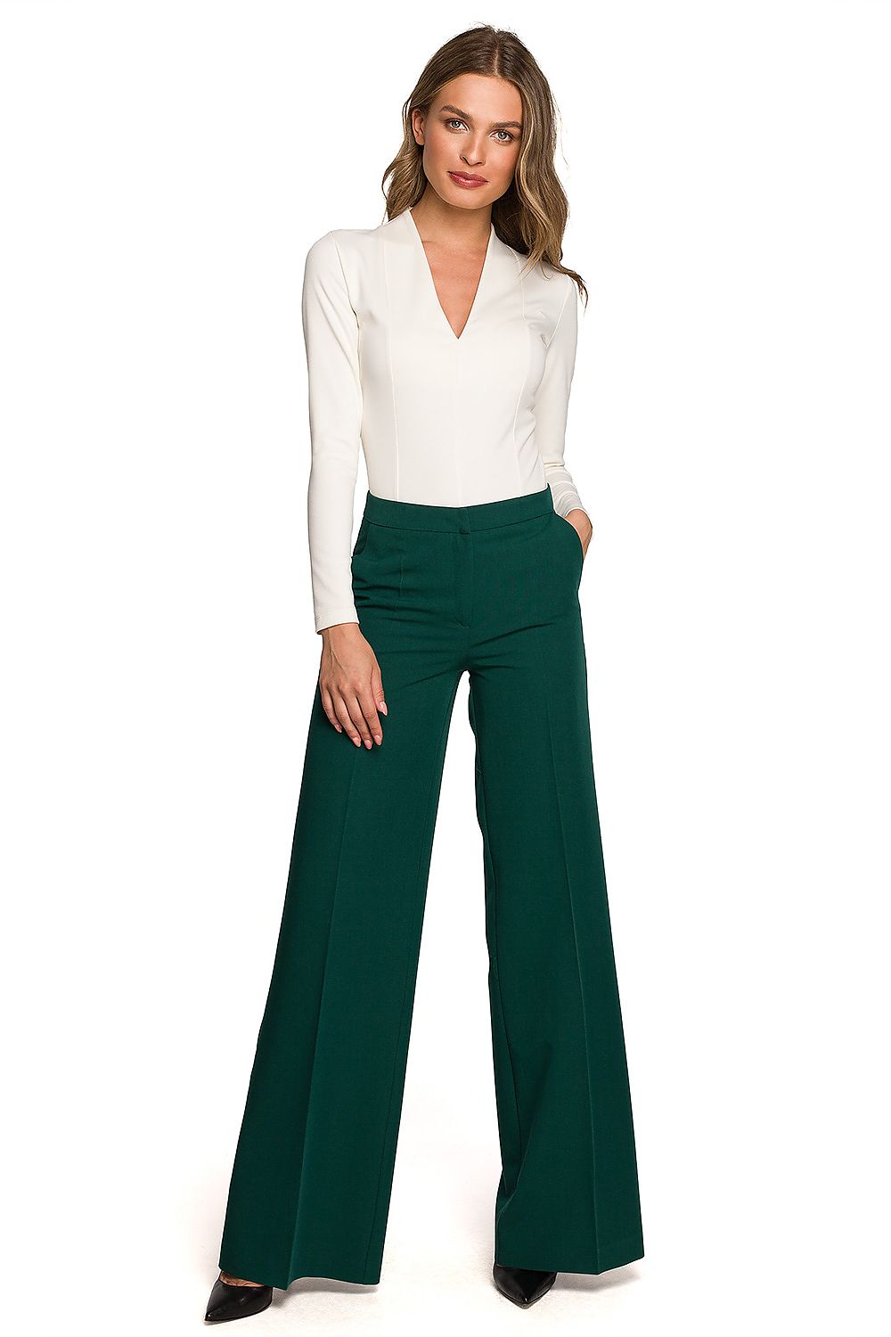 Stylove women's wide cropped trousers with low-fitting waist, paired with a sleek white top, exuding elegance and femininity in a stylish look.