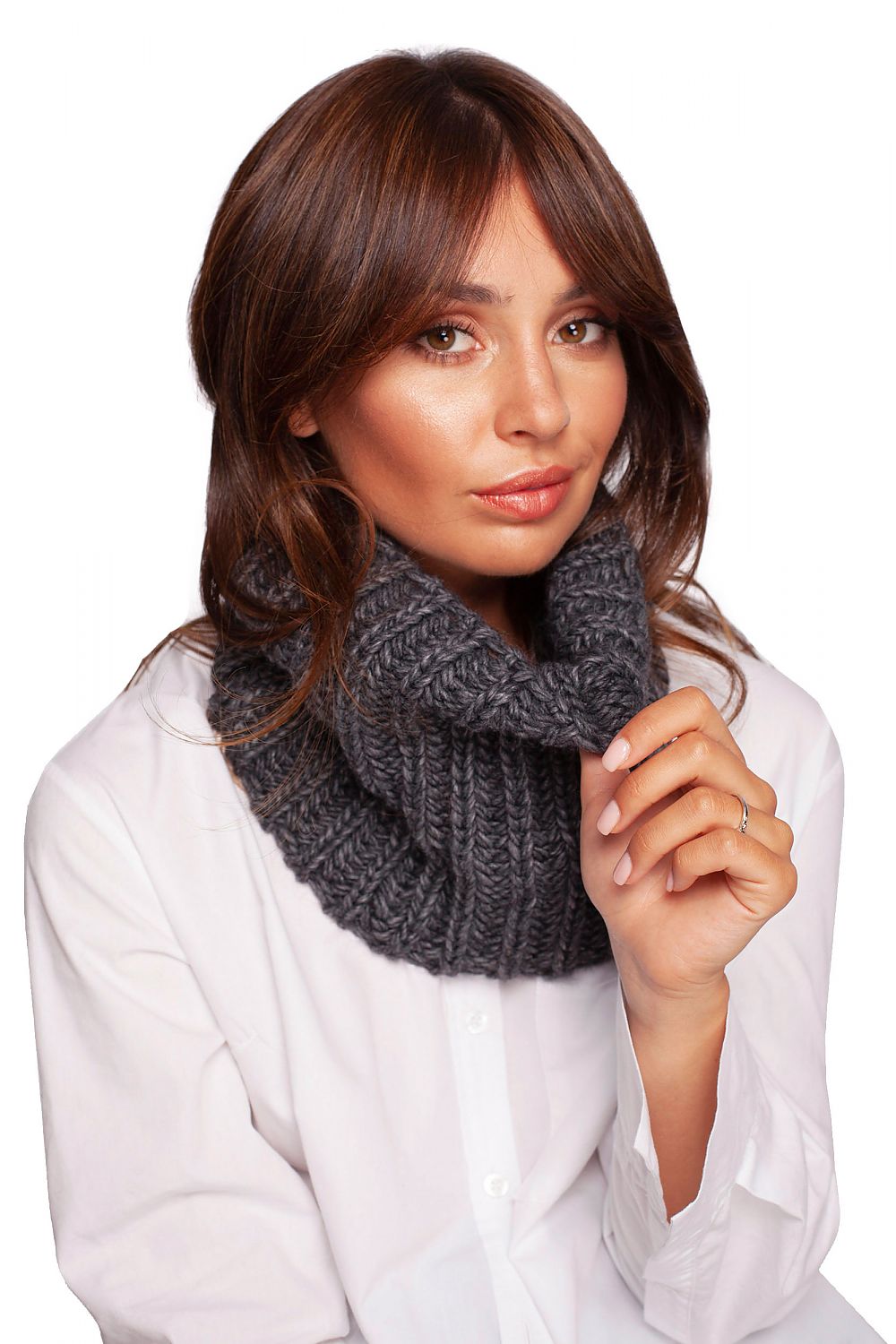 Elegant woman in a sophisticated grey infinity scarf, exuding warmth and comfort, ideal for chilly seasonal outings.