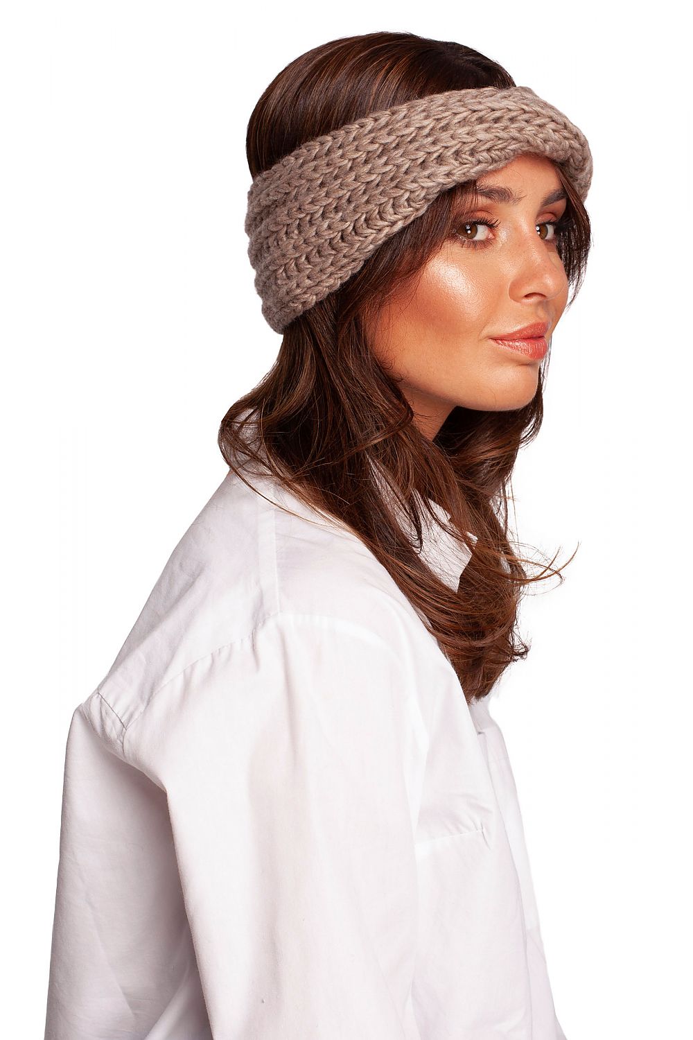 Luxurious warm headband by BE Knit, featuring a stylish twisted design, perfect for winter comfort. Made from a blend of 75% acrylic, 15% nylon, and 10% wool, ideal for those who prefer not to wear hats.
