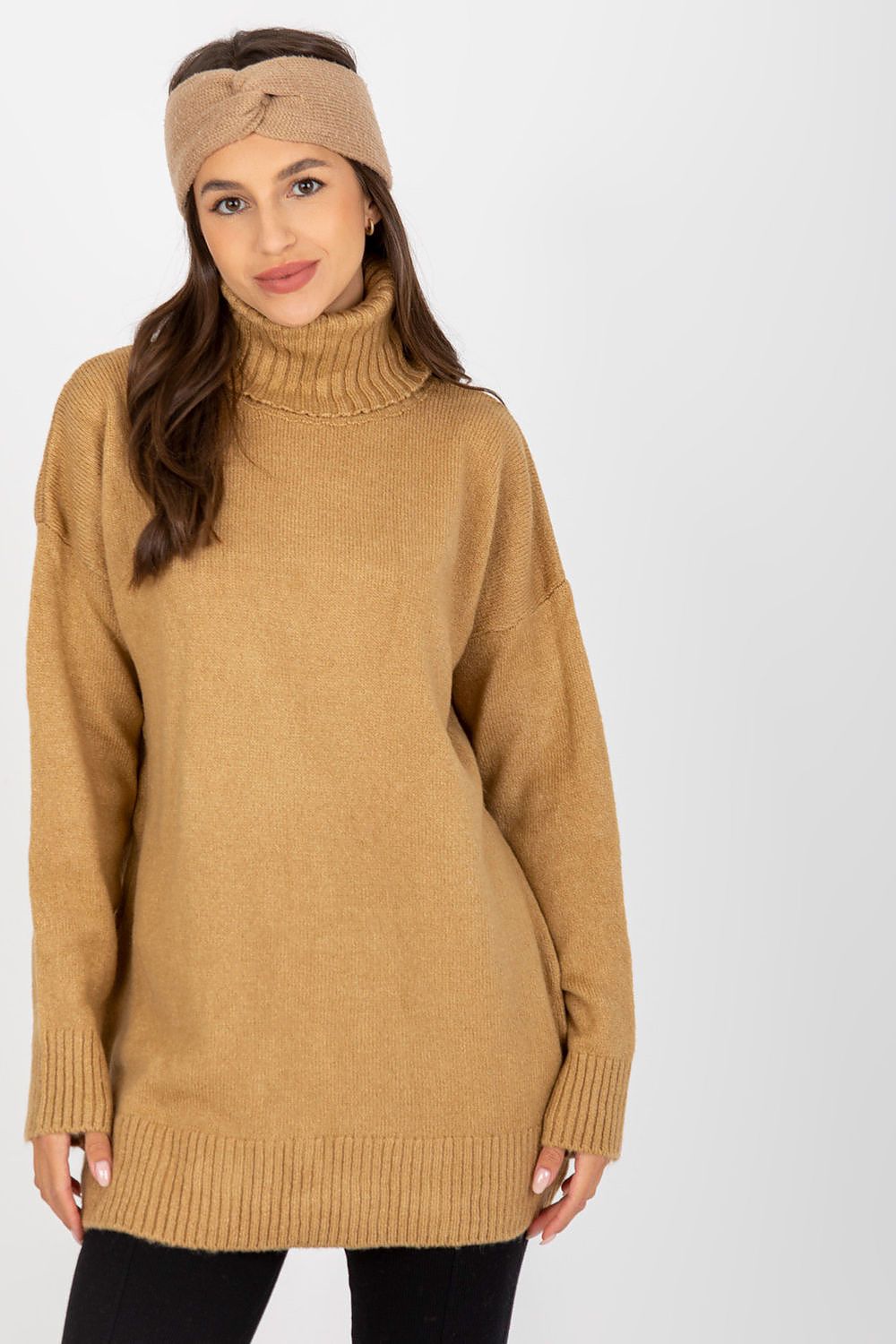 Elegant women's turtleneck sweater in a rich beige hue, featuring an extended cut and long sleeves for a sophisticated yet comfortable look, styled with a chic headband.