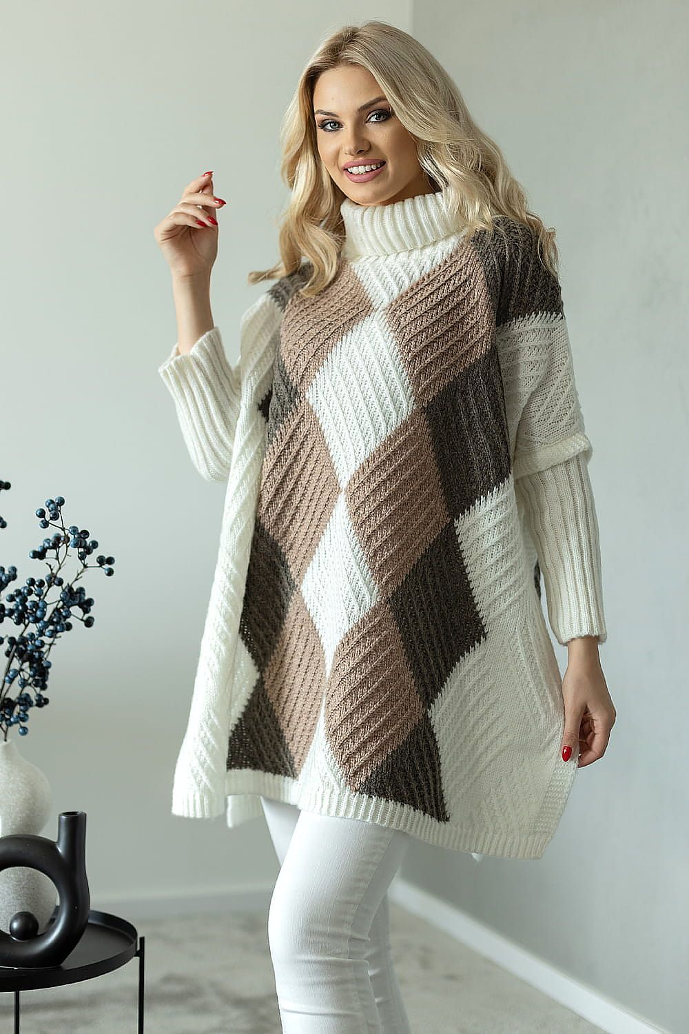 Elegant women's turtleneck poncho sweater in a striking diamond pattern with soft tones of cream and brown. This luxurious piece combines comfort and style for a refined look.